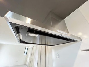 Adoble＋ 八幡西区永犬丸南町2丁目2期【キッチン】油汚れもしっかりガードするレンジフード。（施工例）