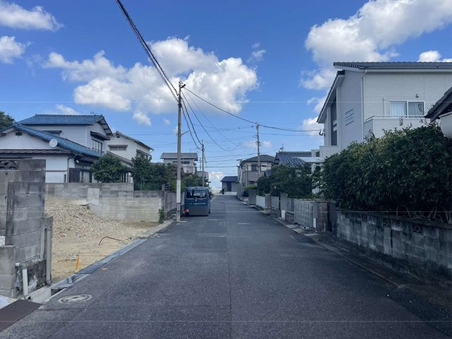 Adoble＋ 八幡西区永犬丸南町2丁目2期【前面道路含む現地写真】約6.1幅の前面道路、駐車スペース5台分です。
