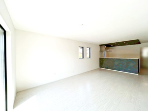 Adoble＋ 八幡西区永犬丸南町2丁目2期【居間・リビング】家族の会話が弾む対面式キッチンの間取りです。（施工例）
