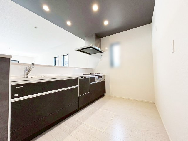 Adoble＋ 八幡西区永犬丸南町2丁目2期【キッチン】調理がはかどるワイドカウンター、浄水機付シャワー水栓・食洗器完備（施工例）
