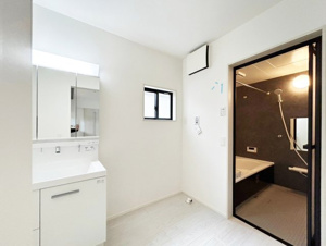 Adoble＋ 八幡西区永犬丸南町2丁目2期【独立洗面台】ミラー周りに沢山の工夫。機能性高い三面鏡の洗面台（施工例）
