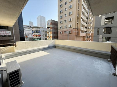 広々としたバルコニーが特徴です。周囲に高い建物がありながらも開放感を感じられます。しっかりとした柵が設置されていますので安心です。コンディションも良好な印象です。都市部ならではの眺望が得られます。