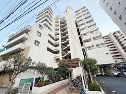 複数のバルコニーがあり通風や採光に配慮された外観です。自転車置き場や植栽スペースが整備されており住環境を大切にしています。周囲には同規模のマンションが立ち並び落ち着いた街並みの一角です。