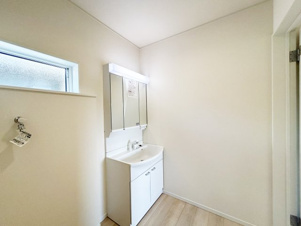 CRADLE　GARDEN　戸畑区中原東第6　【独立洗面台】ハンドシャワータイプの洗面化粧台。朝の髪のお手入れもこれで安心です。（施工例）