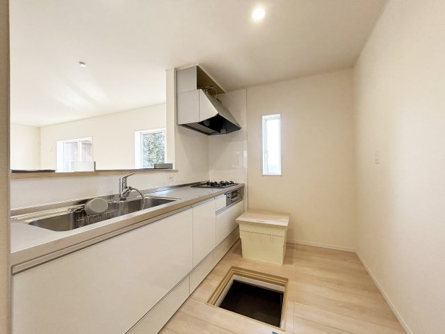 CRADLE　GARDEN　戸畑区中原東第6　【キッチン】ワイドタイプのシステムキッチン。作業スペースが広く炊事が捗ります。（施工例）