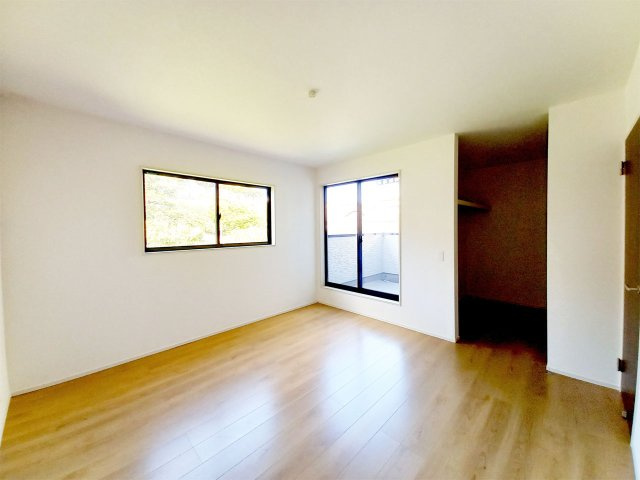 Bloom 小倉南区津田新町1丁目4期【洋室】2階9.2帖の洋室。WIC完備。バルコニーに面した明るいお部屋です（施工例）
