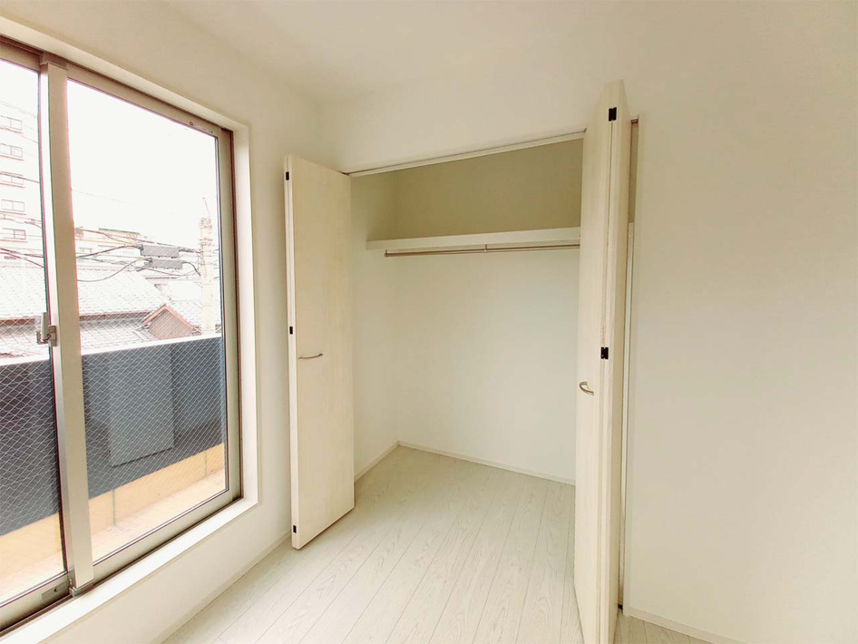 Bloom 小倉南区津田新町1丁目4期【洋室】2階6.0帖の洋室。クローゼット完備、バルコニーのある明るいお部屋です。（施工例）
