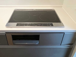 Bloom 小倉南区津田新町1丁目4期【キッチン】三口コンロでお料理時間も短縮できます（施工例）