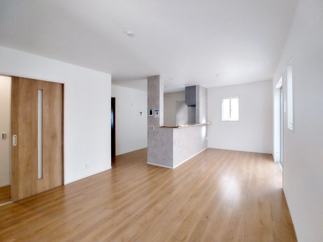 Bloom 小倉南区津田新町1丁目4期【居間・リビング】家族の会話が弾み対面式キッチンの間取りです。（施工例）
