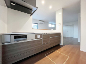 Bloom 小倉南区津田新町1丁目4期【キッチン】調理がはかどるワイドカウンター、浄水機付シャワー水栓（施工例）
