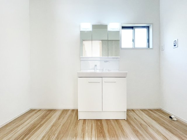 Bloom 小倉南区津田新町1丁目4期【独立洗面台】ミラー周りに沢山の工夫。機能性高い三面鏡の洗面台（施工例）
