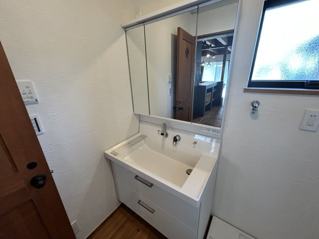 三橋町蒲船津売家【独立洗面台】朝の準備も爽やかに。家具のように美しい洗面化粧台！