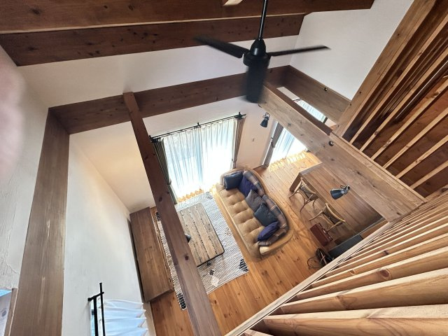 三橋町蒲船津売家【内装】光と性能の両立をアピール 吹き抜けから光注ぐリビング！