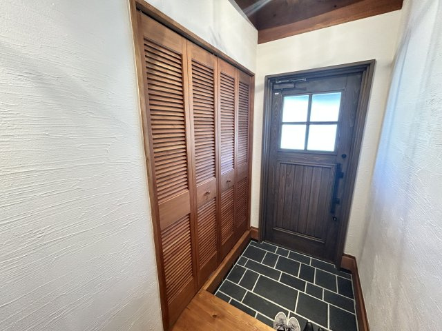 三橋町蒲船津売家【玄関】木のぬくもりが出迎える玄関。未入居ならではの清々しい空間！