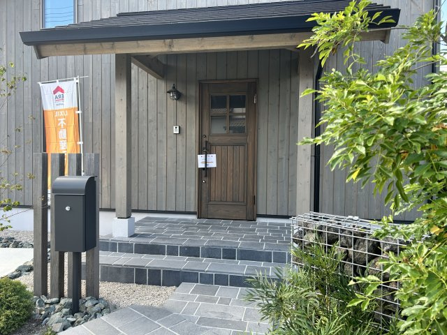 三橋町蒲船津売家【外観】木のぬくもりが出迎える玄関！