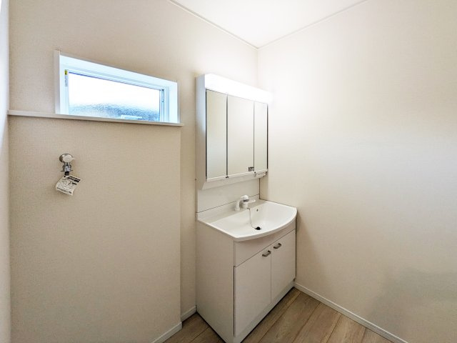 CRADLE GARDEN　小倉北区高坊第3【独立洗面台】ハンドシャワータイプの洗面化粧台。朝の髪のお手入れもこれで安心です。（施工例）