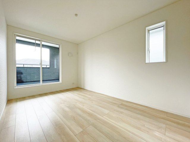 CRADLE GARDEN　小倉北区高坊第3【玄関】二重ロックでピッキング対策の玄関です。大容量シューズボックスもあり（施工例）