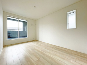 CRADLE GARDEN　小倉北区高坊第3【玄関】二重ロックでピッキング対策の玄関です。大容量シューズボックスもあり（施工例）