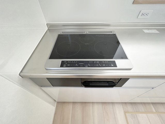 CRADLE GARDEN　小倉北区高坊第3【キッチン】3口IHコンロ。お料理のレパートリーが増えるかも。（施工例）