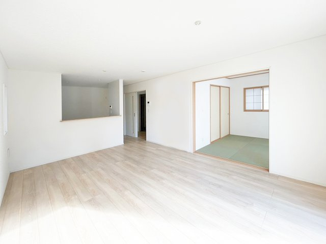 CRADLE GARDEN　小倉北区高坊第3【居間・リビング】家族が集まる明るいリビング！ご家族の会話も弾みそうですね（施工例）