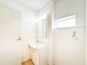 CRADLE GARDEN　小倉北区高坊第3【洋室】８帖寝室、バルコニーに面した明るいお部屋です。（施工例）