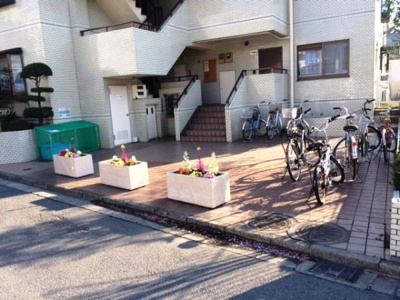 エントランスには花壇が設置されており彩り豊かな空間です。自転車置き場があり利便性にも配慮されています。階段までのアプローチが整えられているため毎日の出入りがスムーズです。