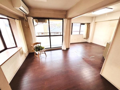 明るい光が差し込むリビングは二面採光で室内が開放的な印象です。窓際のカウンターは多用途に使えて便利です。エアコン設置済みで一年中快適に過ごせます。