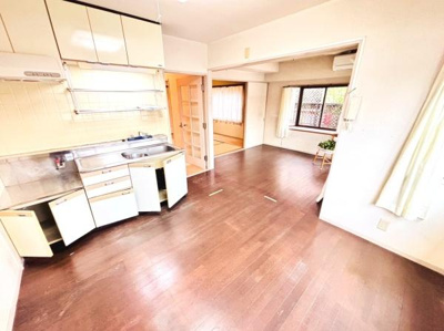 キッチンは広々とした空間が確保されています。収納棚やシンクも充実しており使いやすさに配慮されています。窓からの自然光が明るさを演出し開放感のある雰囲気が魅力です。隣室とのつながりも感じられる造りです。