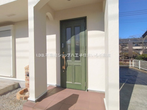 八王子市元八王子町2-3315-7 中古【仲介手数料無料】【玄関】防犯性の高いダブルロックの玄関ドア。