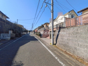 八王子市元八王子町2-3315-7 中古【仲介手数料無料】【前面道路含む現地写真】前面道路の幅員は車庫入れがしやすい6m。