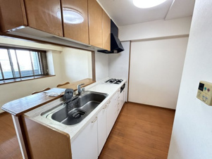 コアマンション山上倶楽部【キッチン】キッチンは対面のシステムキッチンで吊戸も設置されています！