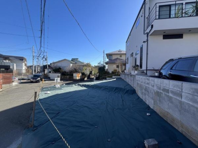 現地写真から周辺の住宅街が落ち着いた雰囲気であることがうかがえます。前面道路も幅員が確保されており車の出入りにも便利です。日当たりもしっかり感じられる点も魅力の一つです。