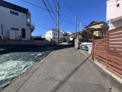 前面道路が広く車の出し入れもしやすい環境です。周辺には住宅が立ち並び落ち着いた雰囲気が感じられます。晴れた日は開放感のある空が広がり日当たりも良好です。現地の様子が写真でしっかりと確認できます。