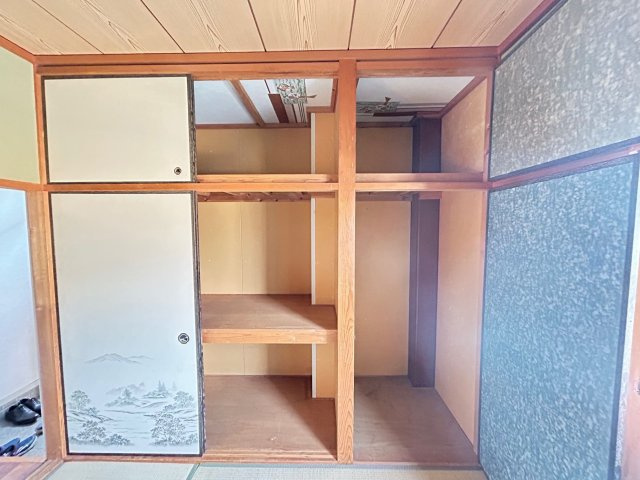 西浜田町アパート【収納】広い押入れです。布団や日用品など、沢山の物を収納できます。