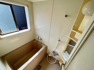 西浜田町アパート【浴室】窓があり換気ができて、綺麗に保つことができます。