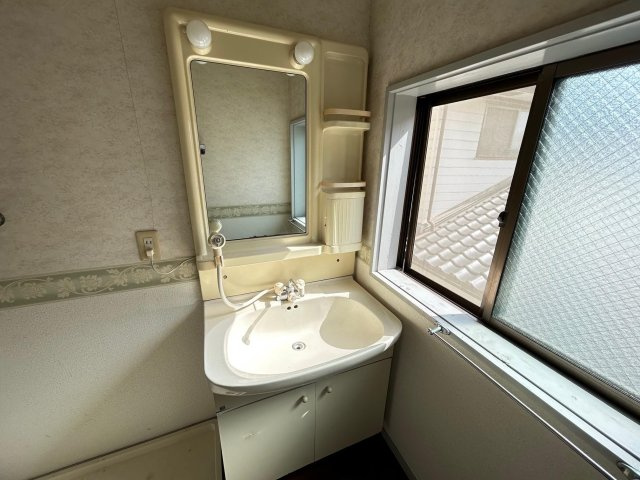 西浜田町アパート【洗面所】歯ブラシや、髭剃りなど収納できます。