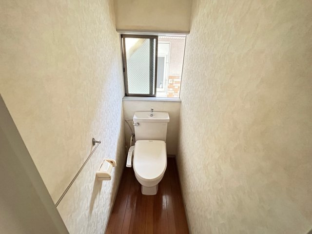 西浜田町アパート【トイレ】温水洗浄便座 が付いておりとても温かいです。