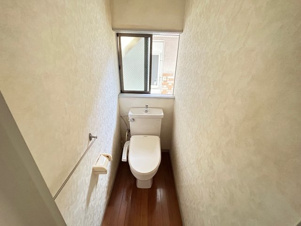 西浜田町アパート【トイレ】温水洗浄便座 が付いておりとても温かいです。