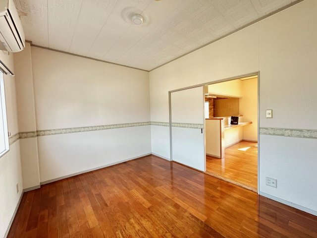 西浜田町アパート【洋室】窓を開けると風が沢山入ってきます。とても涼しいです。