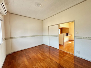 西浜田町アパート【洋室】窓を開けると風が沢山入ってきます。とても涼しいです。