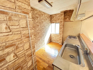 西浜田町アパート【キッチン】綺麗で広々とした、カウンターキッチンです。