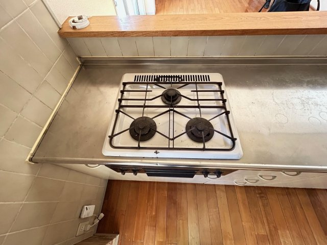 西浜田町アパート【キッチン】３口コンロです。とても便利です。
