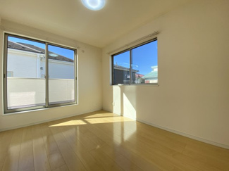 2面採光で明るさもたっぷり。さわやかな風が通り抜けるここちのよいお部屋です。