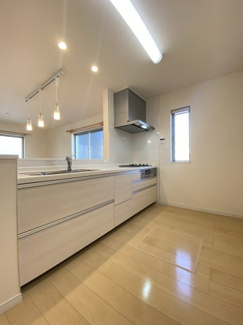 フルスライドキッチン・対面式なのでご家族と会話をしながらお料理ができます。