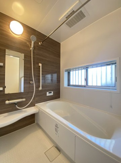 一日の疲れをゆっくりとほぐす広々としたバスルームです。