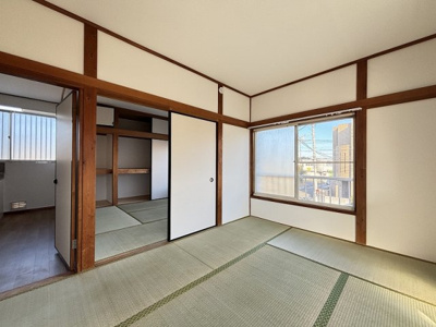 畳の上でゆっくりとくつろげる和室です