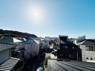 周辺の住宅街や遠くの建物まで見渡せる開放的な現地からの眺望です。高台ならではの視界が広がります。日差しも豊かに入り心がリフレッシュされる景色です。周囲の自然も感じられます。