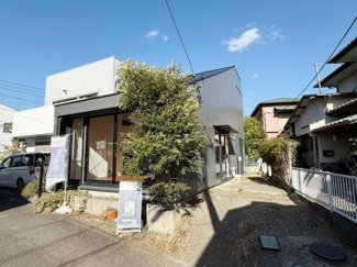 シンプルで洗練されたデザインの外観が印象的です。大きな窓が開放感を演出しています。植栽もあり建物と調和した雰囲気が魅力です。落ち着いた印象の外観となっています。