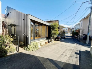 現地は開放感のある角地に位置しており前面道路の幅も余裕があります。建物の外観はモダンな印象でガラス面が広く開放的です。前面道路はフラットで車の出入りもスムーズに行えそうです。