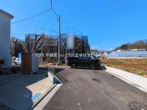 八王子市小比企町1429-2 新築【仲介手数料無料】【前面道路含む現地写真】幅員4mの前面道路。